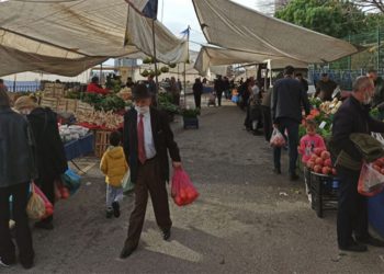 Pazar fiyatları yükseldi, yurttaş taneyle alışveriş yapıyor