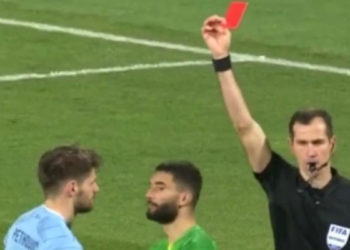 Penaltı atarken kırmızı kart gördü