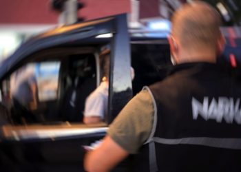 Polis aracında 2 kilo esrarla yakalandı