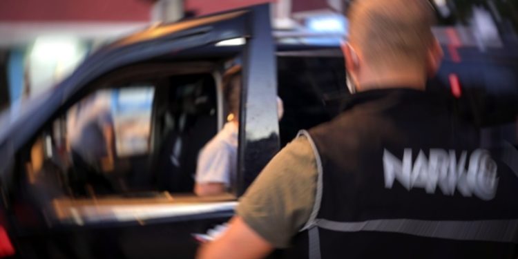 Polis aracında 2 kilo esrarla yakalandı