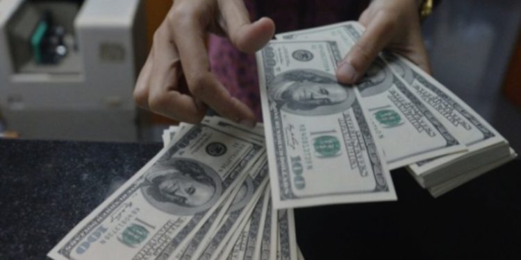 Reuters: Kamu bankaları yüklü miktarda dolar satışı gerçekleştirdi