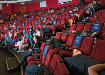 Rusya'da 120 kişi, kar fırtınası nedeniyle geceyi sinema salonunda geçirmek zorunda kaldı