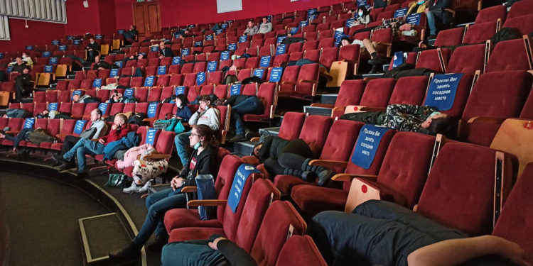 Rusya'da 120 kişi, kar fırtınası nedeniyle geceyi sinema salonunda geçirmek zorunda kaldı