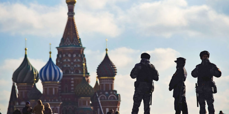 Rusya'da yeni yasaya göre polis, arama izni olmadan evlere girebilecek