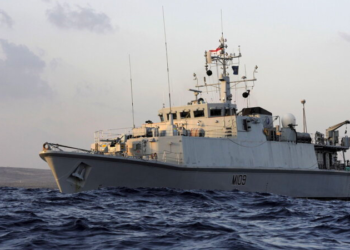 Rusya'nın, tehlike oluşturduğunu öne sürdüğü Ukrayna gemisi, rotasını çevirdi