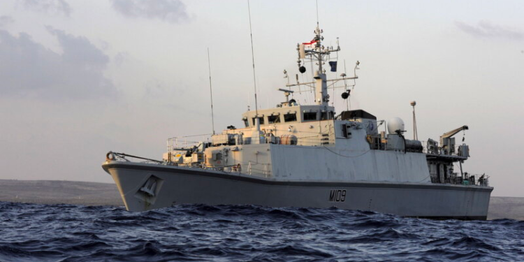 Rusya'nın, tehlike oluşturduğunu öne sürdüğü Ukrayna gemisi, rotasını çevirdi