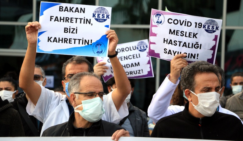 Sağlık ve sosyal hizmet emekçileri iş bıraktı: Bizi tüketmekten vazgeçin