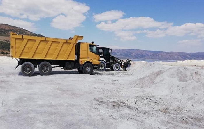 Salda Gölü’ne kamyonlarla giren şirkete ihale yağmış!