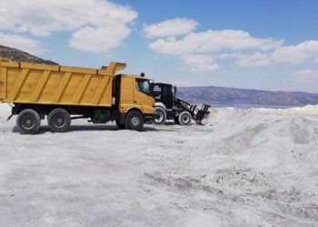 Salda Gölü’ne kamyonlarla giren şirkete ihale yağmış!