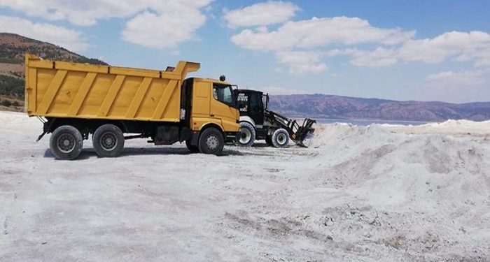 Salda Gölü’ne kamyonlarla giren şirkete ihale yağmış!