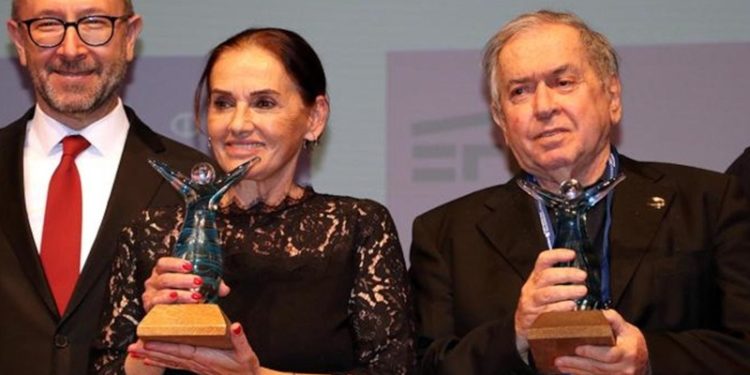 Sanatçı Nur Sürer, Sinema Onur Ödülü'nü Ali İsmail Korkmaz adına aldı