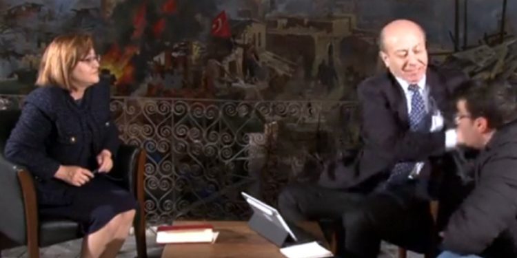 'Sarıkaya, 7 aylık hamileyken beni de sandalyeden itip düşürdü'