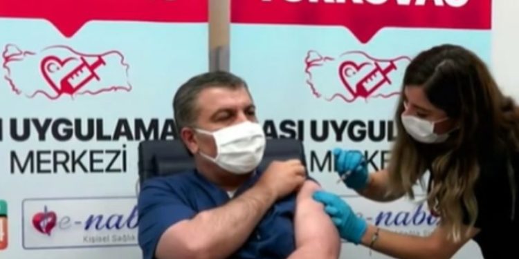 Sağlık Bakanı Koca, Turkovac aşısıyla hatırlatma dozu oldu
