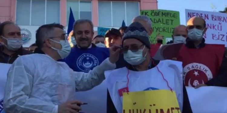 Sağlık çalışanlarından taleplerini duymayan hükümete 'kulak muayenesi'