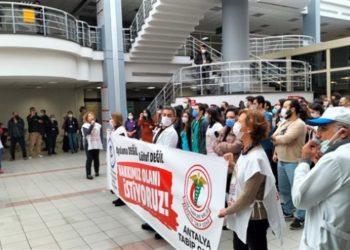 Sağlık &ccedil;alışanlarından yurt genelinde iş bırakma eylemi