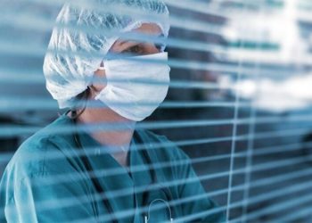 Sağlıkçılar, 'Uzun saatler çalışıp ücretlerimizi alamıyoruz'