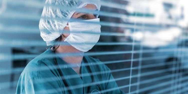 Sağlıkçılar, 'Uzun saatler çalışıp ücretlerimizi alamıyoruz'