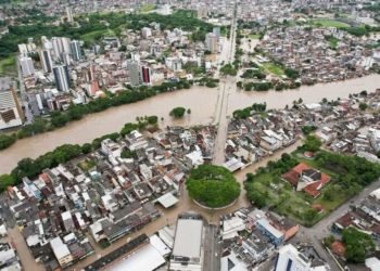 Sel barajları taşırdı, 20 bin kişi evsiz kaldı