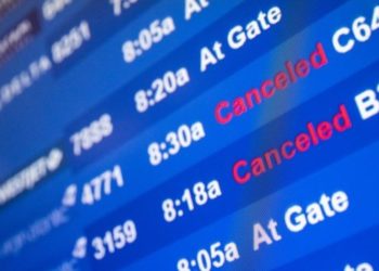 Seyahat krizi yeni haftada da devam ediyor: Bin 300'den fazla uçuş iptal edildi