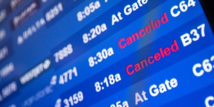 Seyahat krizi yeni haftada da devam ediyor: Bin 300'den fazla uçuş iptal edildi