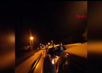 Seyir halindeki aracın ön kaputuna oturup öndeki aracı iteklediler