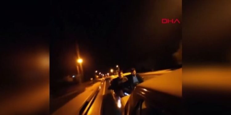 Seyir halindeki aracın ön kaputuna oturup öndeki aracı iteklediler