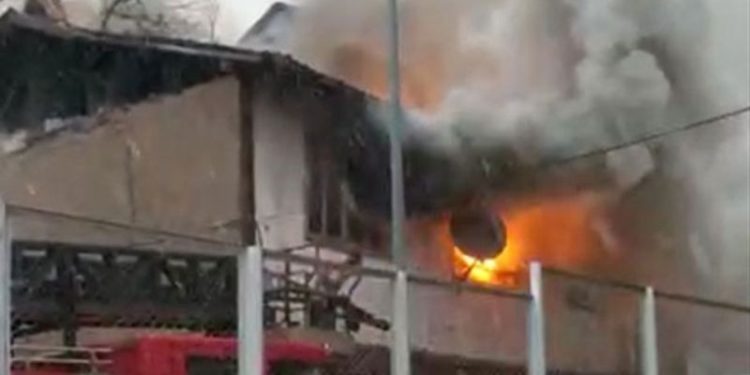 Soba yangını iki katlı evi küle çevirdi