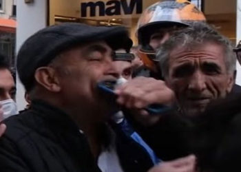 Sokak röportajında ‘çıkar telefonu’ diyen adamın ağzına telefon sokuldu