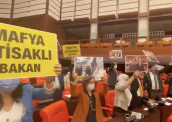 Soylu konuşurken HDP’liler ‘mafya iltisaklı bakan’ pankartı açtı