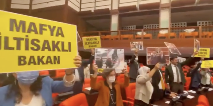 Soylu konuşurken HDP’liler ‘mafya iltisaklı bakan’ pankartı açtı