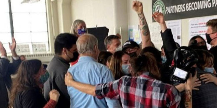 Starbucks çalışanları ilk kez ABD'deki bir şubede sendikalaştı