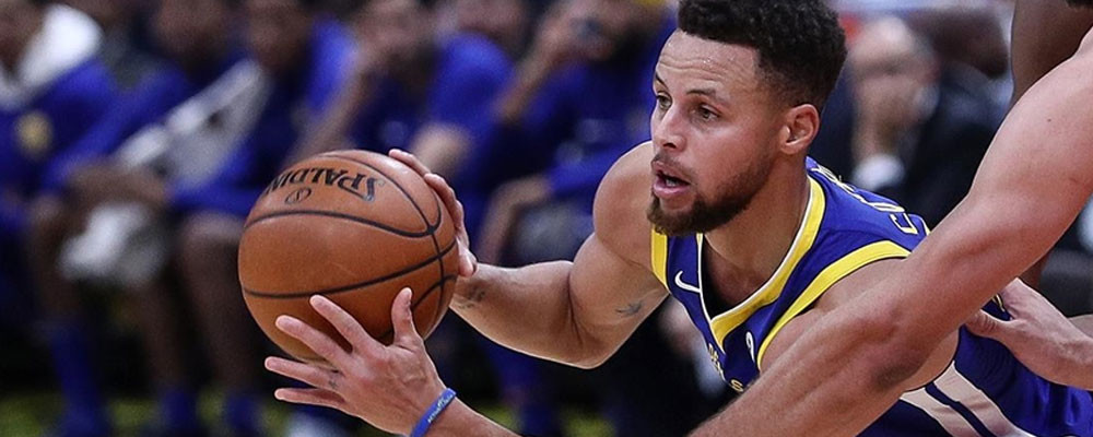 Stephen Curry NBA tarihinin 3 sayılık basket rekorunu kırdı