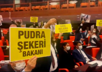 Süleyman Soylu kürsüye çıktı; ‘pudra şekeri’ pankartları açıldı