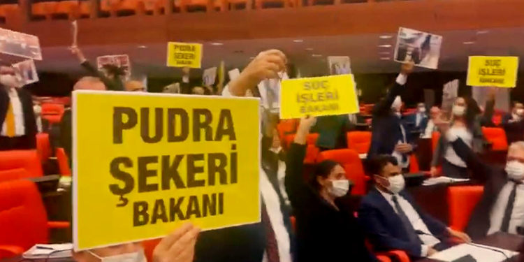 Süleyman Soylu kürsüye çıktı; ‘pudra şekeri’ pankartları açıldı