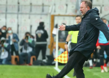 Süper Lig takımları geride kalan 15 haftada 11 teknik direktör ile yollarını ayırdı