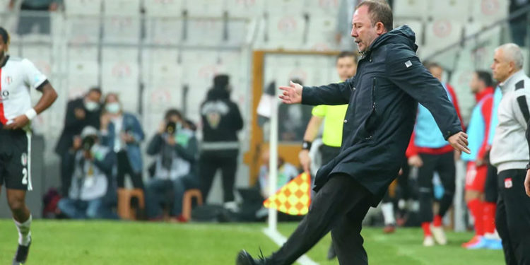 Süper Lig takımları geride kalan 15 haftada 11 teknik direktör ile yollarını ayırdı