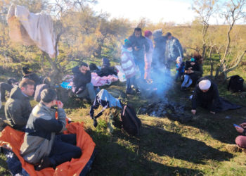 Sınırı geçen 5’i çocuk 17 sığınmacı Yunanistan tarafında mahsur kaldı