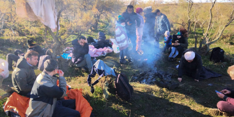 Sınırı geçen 5’i çocuk 17 sığınmacı Yunanistan tarafında mahsur kaldı