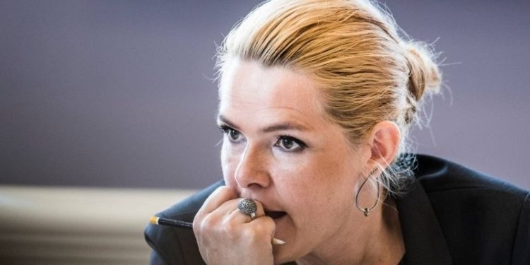 Sığınmacı çiftleri ayıran eski bakana hapis cezası: Ziynetlerine de el koydurmuştu