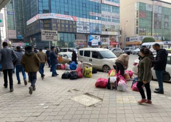 TL, Manat karşısında yüzde 49 değer kaybetti, Azeriler alışveriş için Iğdır’da