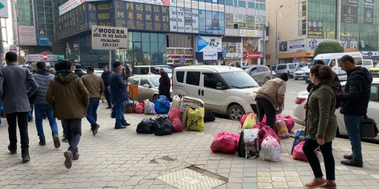 TL, Manat karşısında yüzde 49 değer kaybetti, Azeriler alışveriş için Iğdır’da