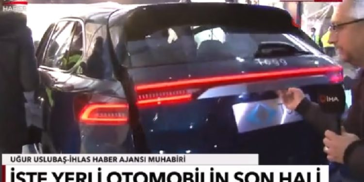 TOGG’un bagaj kapağını açan muhabir canlı yayında azarlandı