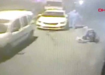 Taksicinin ittiği kadın otobüsün altında kalıyordu