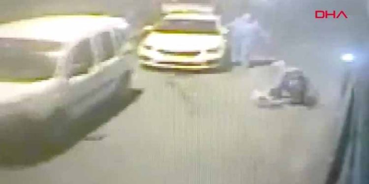 Taksicinin ittiği kadın otobüsün altında kalıyordu