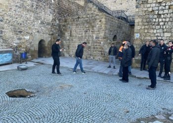 Tarihi kaleyi gezen kadın definecilerin üzerine düştü