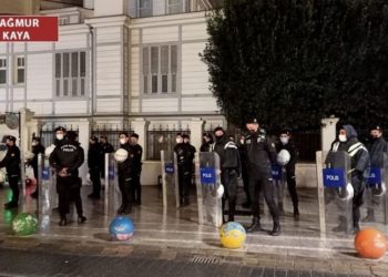 Tecrit uygulamalarına karşı birleşen kadınlar ablukayla karşılaştı