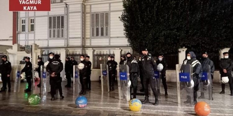 Tecrit uygulamalarına karşı birleşen kadınlar ablukayla karşılaştı