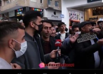 'Telefonunu Çıkar' diyen adamlardan birinin ağzına telefon sokuldu
