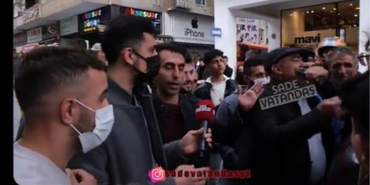 'Telefonunu Çıkar' diyen adamlardan birinin ağzına telefon sokuldu