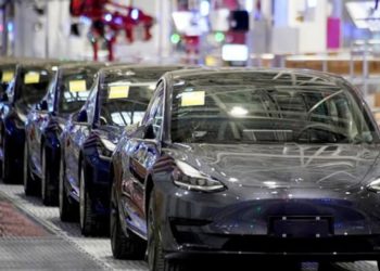 Tesla 500 bine yakın aracı geri &ccedil;ağırıyor